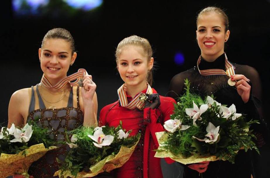 Carolina si  arresa solo alle russe Adelina Sotnikova (a sinistra, d&#39;argento) e  Julia Lipnitskaia (al centro, d&#39;oro)